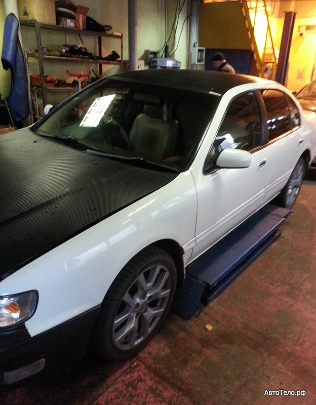 Nissan Cefiro заезжает на подъёмник — замена помпы — автосервис автотело.рф