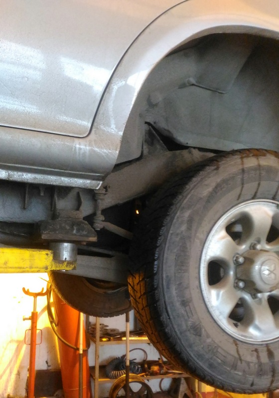 Задняя арка Mitsubishi Pajero на подъёмнике с колесом на месте — автосервис автотело.рф