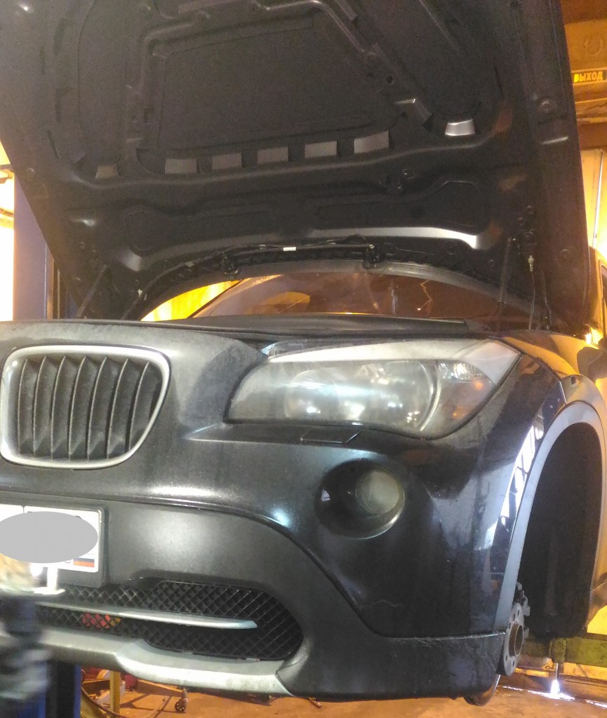 BMW X1 на подъёмнике с открытым капотом во время ремонта — автосервис автотело.рф