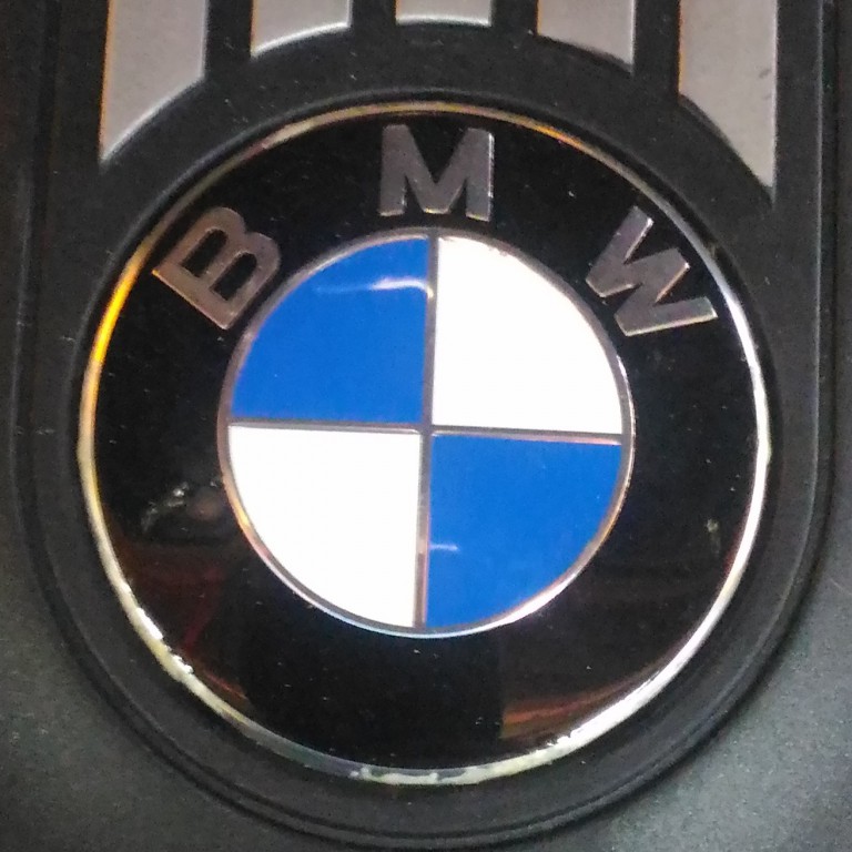 Шильдик BMW X1 на решётке радиатора — автосервис автотело.рф