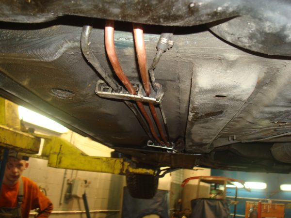 Три новые медные топливные трубки BMW E39 в скобе на днище, мастер в цеху — автосервис автотело.рф