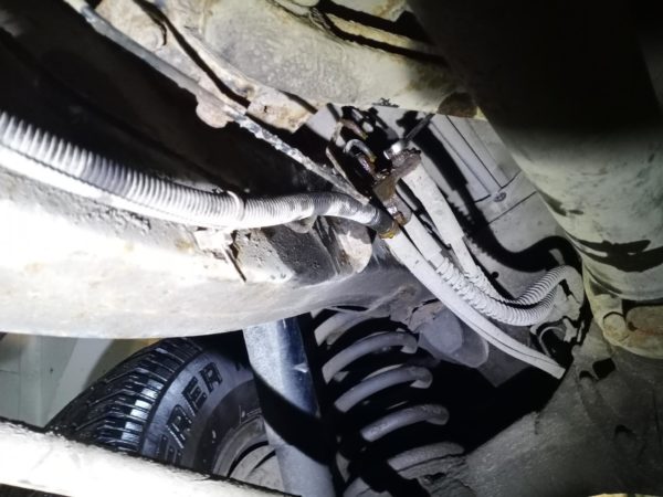 Land Rover Defender  замена тормозных трубок автотело.рф