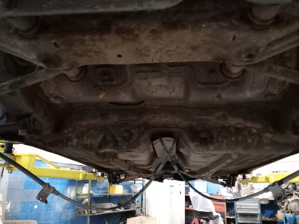 Днище Toyota Caldina снизу: ржавые магистрали вдоль кузова — автосервис автотело.рф