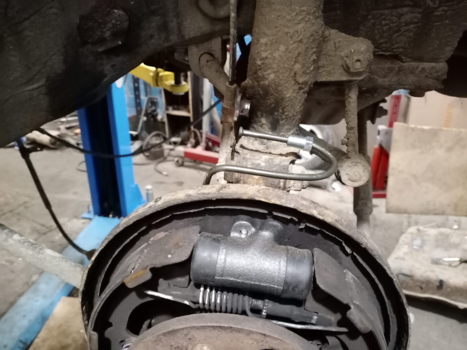 Задний тормозной механизм Toyota Caldina со снятым барабаном: новый тормозной цилиндр — автосервис автотело.рф