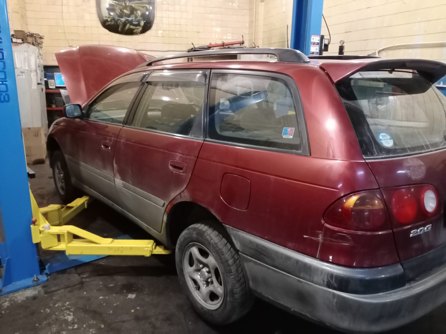 Toyota Caldina после ремонта на подъёмнике АвтоТело — автосервис автотело.рф