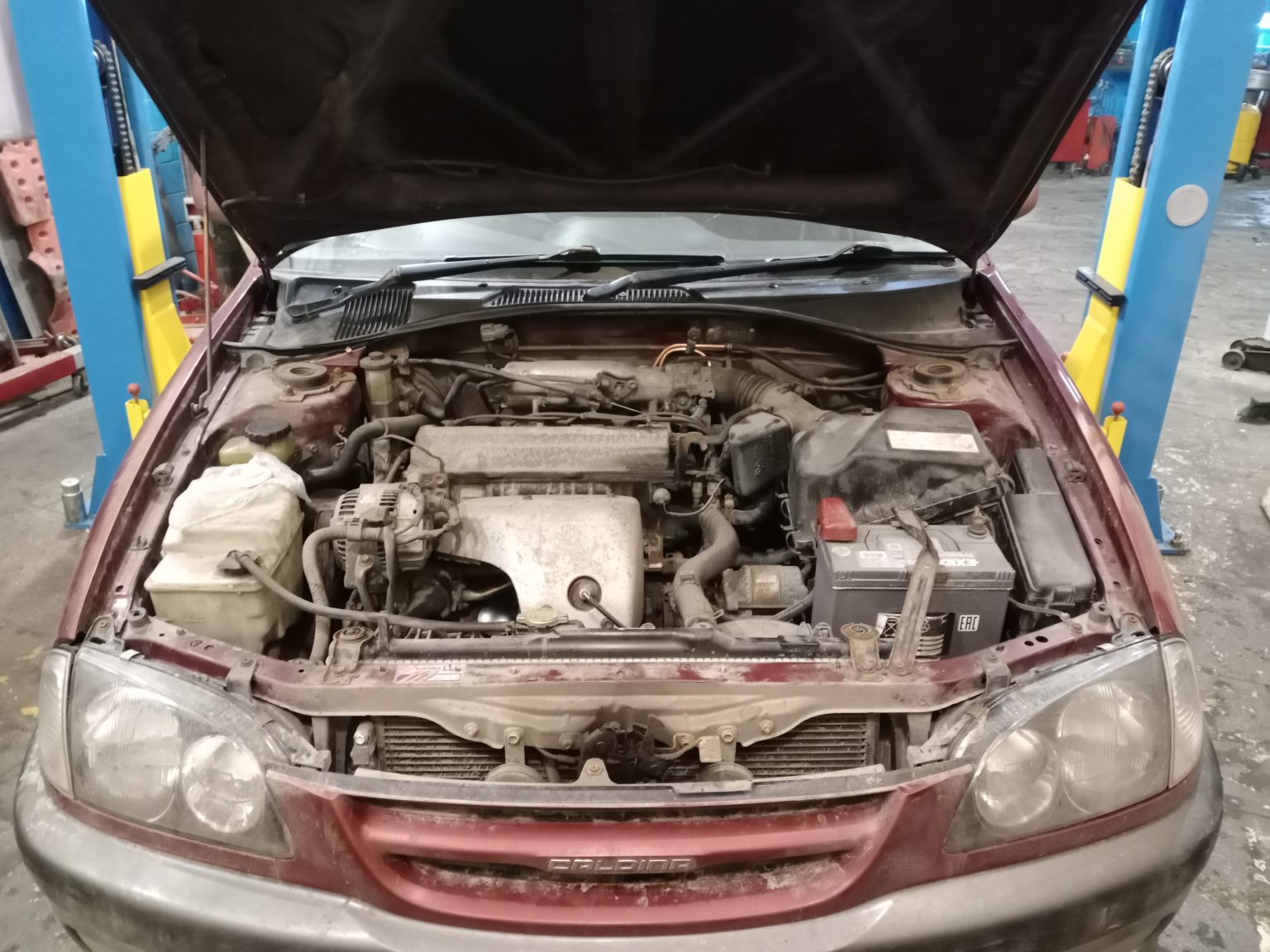Подкапотное пространство Toyota Caldina после замены топливного фильтра — автосервис автотело.рф