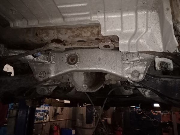 Задняя балка Infiniti FX35 снизу после снятия подрамника и бака — автосервис автотело.рф