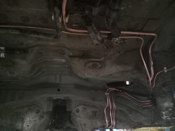 Ржавые тормозные трубки по днищу Infiniti FX35 у топливного бака — автосервис автотело.рф