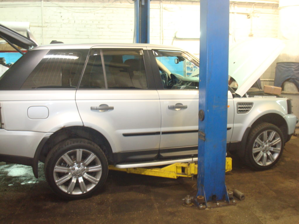 Range Rover на подъёмнике в цехе АвтоТело перед заменой магистралей — автосервис автотело.рф