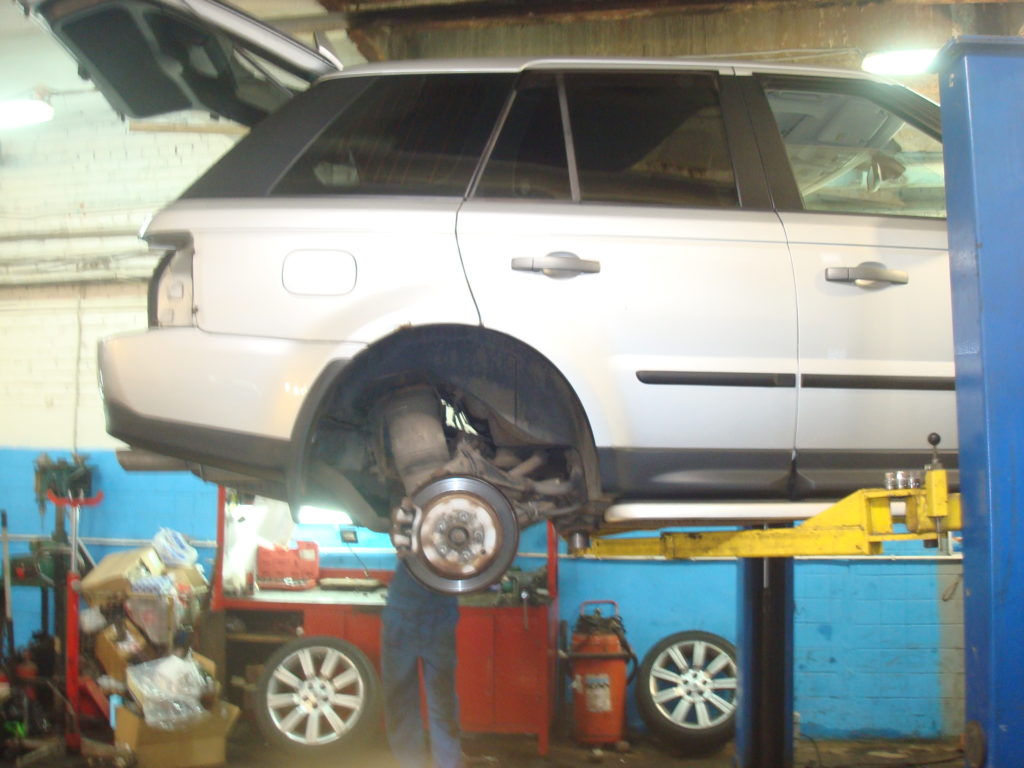 Задняя ступица Range Rover со снятым колесом и тормозным диском — автосервис автотело.рф