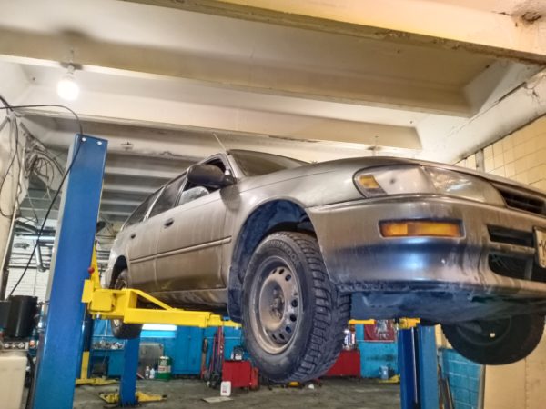 Toyota Sprinter поднят на подъёмнике: доступ к магистралям под днищем — автосервис автотело.рф