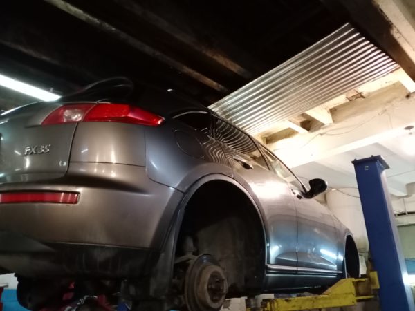 Infiniti FX35 на подъёмнике со снятым задним колесом — автосервис автотело.рф