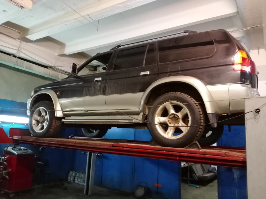 Mitsubishi Pajero Sport на подъёмнике в цехе АвтоТело: первый осмотр магистралей — автосервис автотело.рф