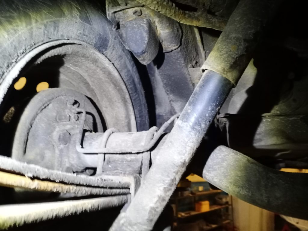 Задняя арка Toyota Sprinter: тормозная трубка над барабаном и стойка — автосервис автотело.рф