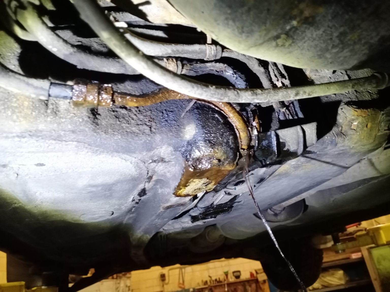 Соединение топливной трубки со шлангом и подтёк на днище Toyota Sprinter — автосервис автотело.рф