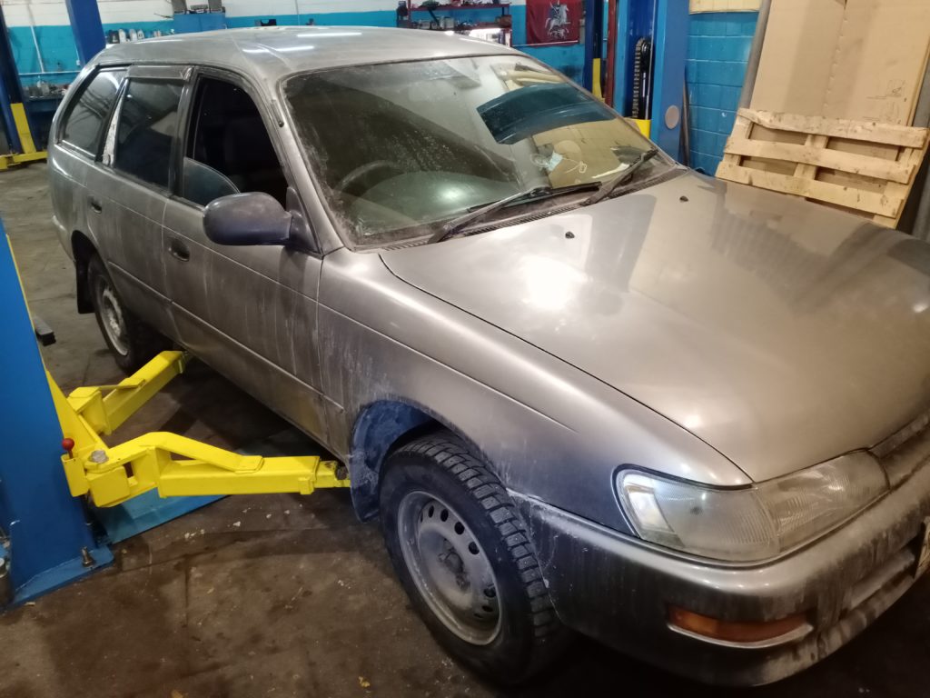 Toyota Sprinter в цехе АвтоТело перед заменой топливных трубок — автосервис автотело.рф