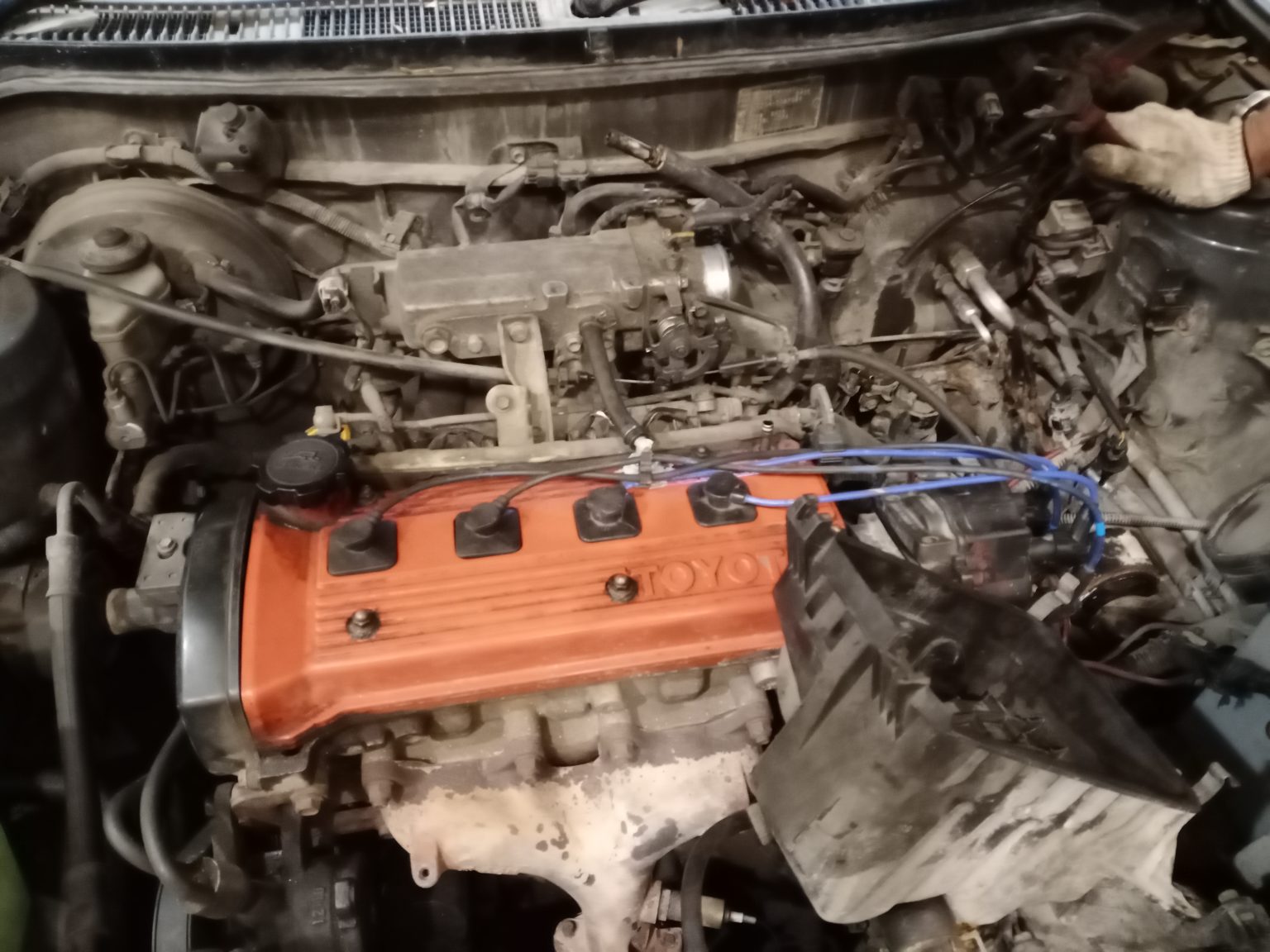 Подкапотное пространство Toyota Sprinter: подвод к топливной рампе — автосервис автотело.рф