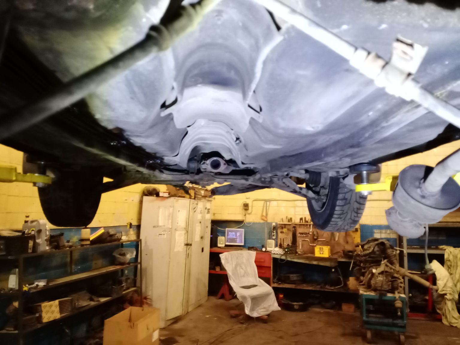 Днище Toyota Sprinter на подъёмнике: магистрали, балки и подвеска — автосервис автотело.рф