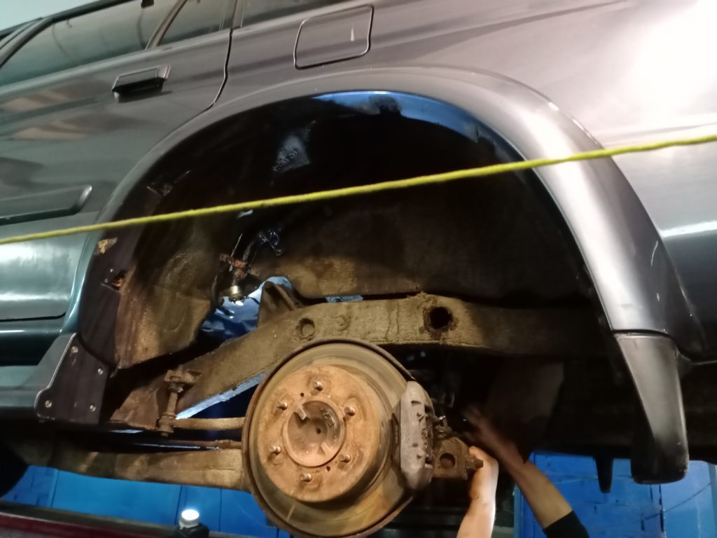 Задняя арка Pajero Sport со снятым колесом и тормозным механизмом — автосервис автотело.рф
