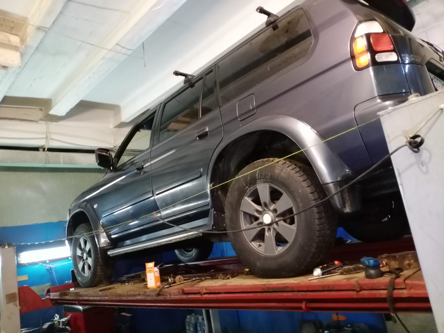 Mitsubishi Pajero Sport на подъёмнике в цехе АвтоТело перед заменой тормозных трубок — автосервис автотело.рф