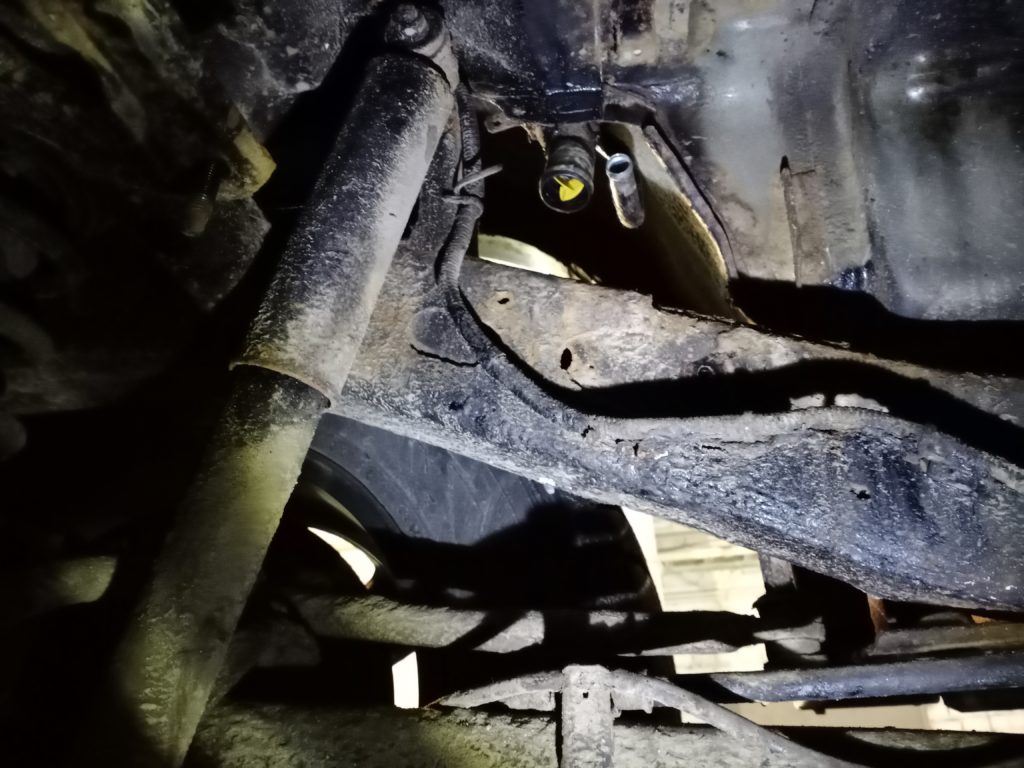 Под днищем Pajero Sport: магистраль с заглушкой, задний амортизатор и ржавые кронштейны — автосервис автотело.рф