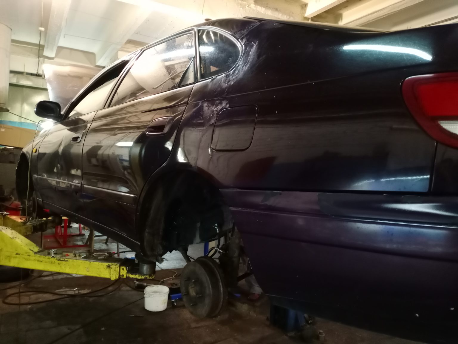 Toyota Carina E на подъёмнике в цехе перед ремонтом тормозной системы — автосервис автотело.рф