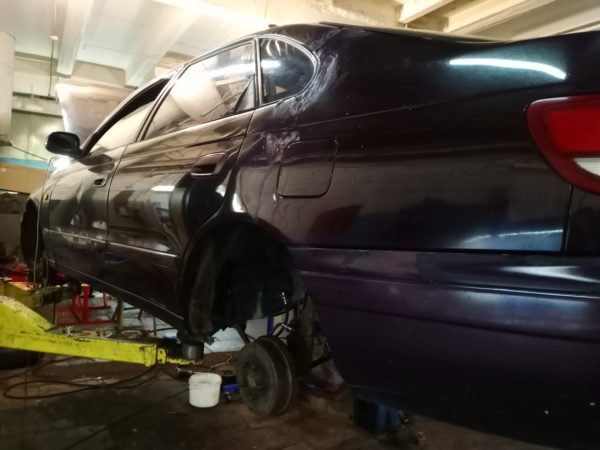Toyota Carina E на подъёмнике в цехе перед ремонтом тормозной системы — автосервис автотело.рф