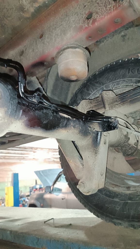 Подвод новых тормозных трубок к шлангу у заднего колеса Ford Transit — автосервис автотело.рф