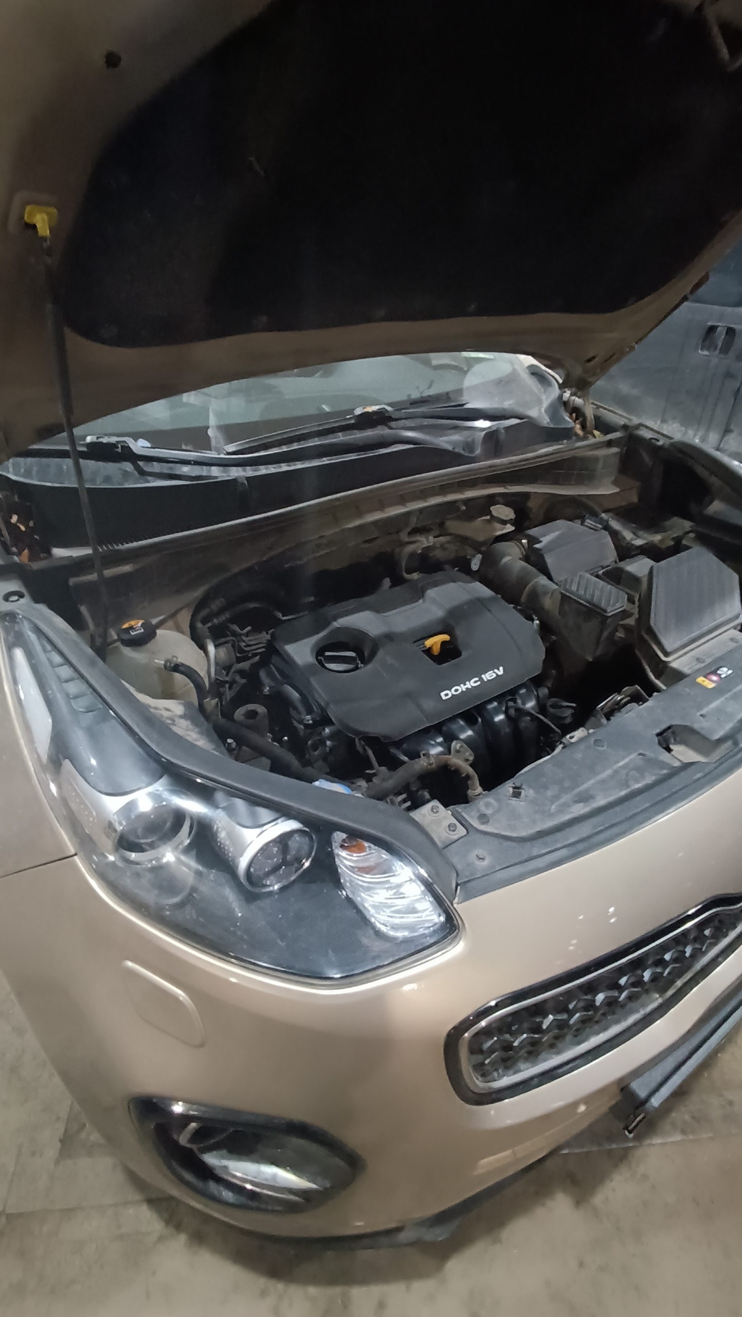 KIA Sportage с открытым капотом: двигатель установлен, машина собрана после замены — автосервис автотело.рф