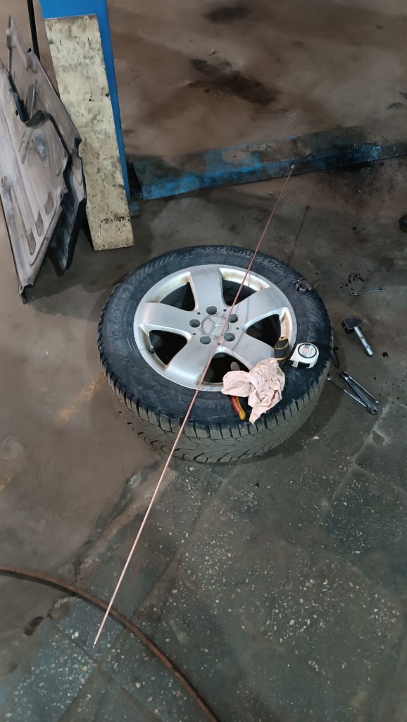 Новые медные тормозные трубки Mercedes, изготовленные по образцу, лежат рядом со снятым колесом — автосервис автотело.рф