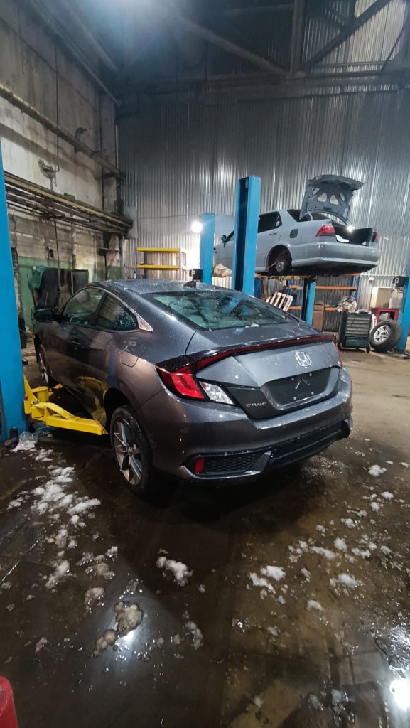 Honda Civic Coupe 2019: вид сзади в цеху, купе на подъёмнике перед ремонтом магистралей — автосервис автотело.рф