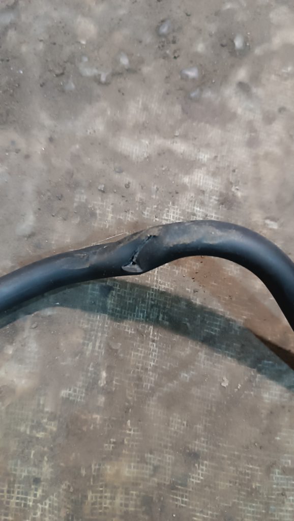 Повреждённая тормозная трубка Honda Civic Coupe: трещина по телу трубки в месте зажима — автосервис автотело.рф