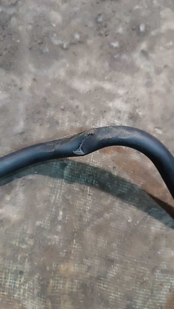 Пережатая при перевозке тормозная трубка Honda Civic Coupe: залом и трещина на изгибе — автосервис автотело.рф