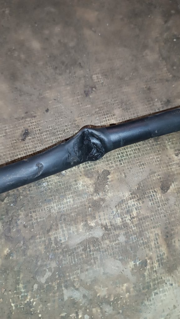 Трещина на тормозной трубке Honda Civic Coupe: повреждение видно при осмотре под днищем — автосервис автотело.рф