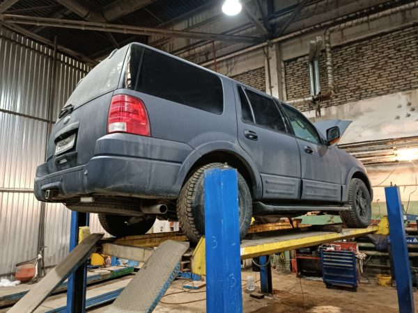Тёмно-серый Land Rover Discovery 3 на подъёмнике в цеху перед реставрацией трубок АКПП — автосервис автотело.рф