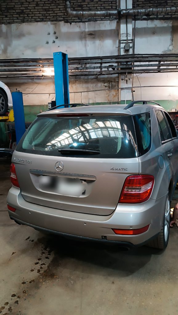 Mercedes ML320 на подъёмнике в автосервисе автотело.рф