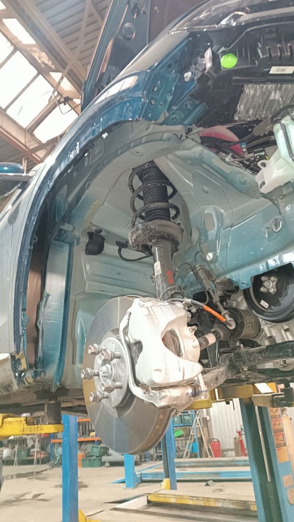 Мойка днища Geely Monjaro перед антикором — удаление грязи — автосервис avtotelo.rf