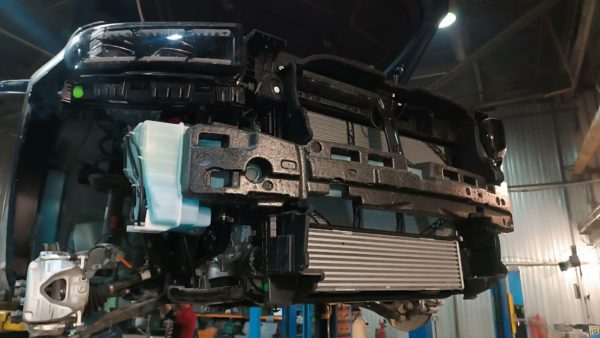 Разобранное днище Geely Monjaro — подготовка к мойке — автосервис avtotelo.rf