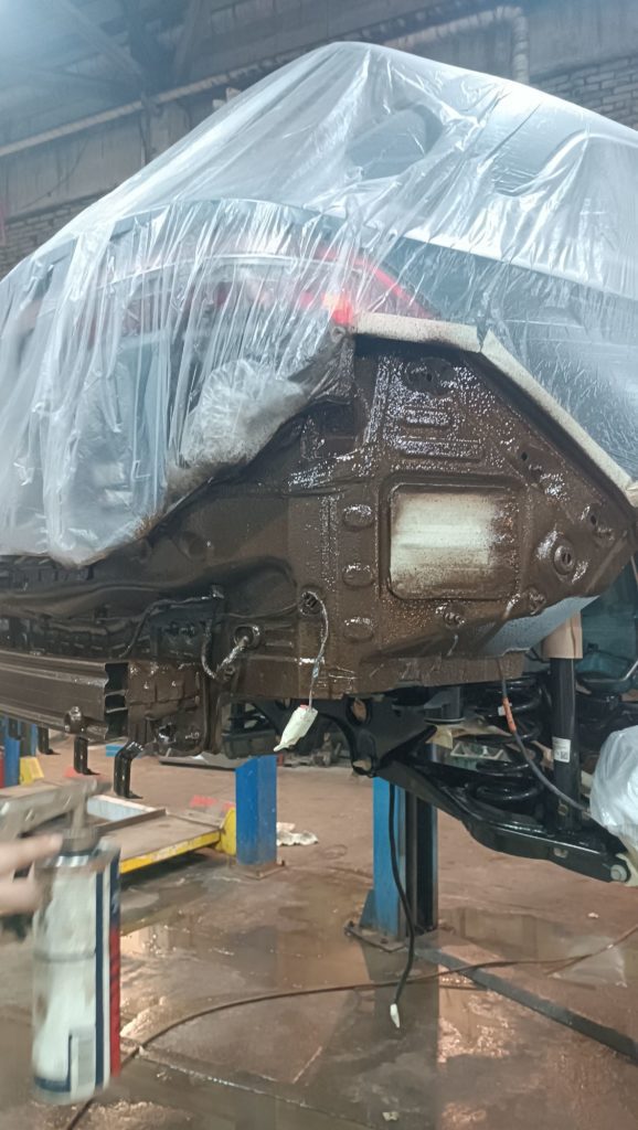 Маскировка кузова Geely Monjaro перед антикором — защита от напыления — автосервис avtotelo.rf