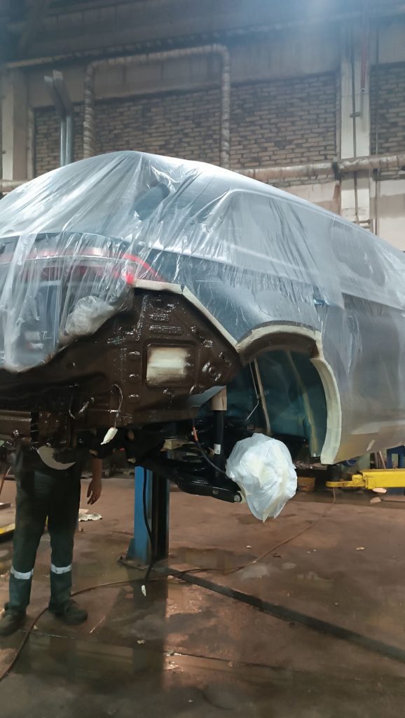 Нанесение антикора на днище Geely Monjaro — первый слой — автосервис avtotelo.rf