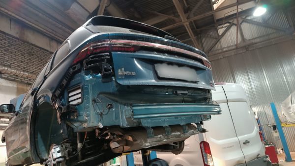 Geely Monjaro — сняты подкрылки и пороги — доступ к аркам — автосервис avtotelo.rf
