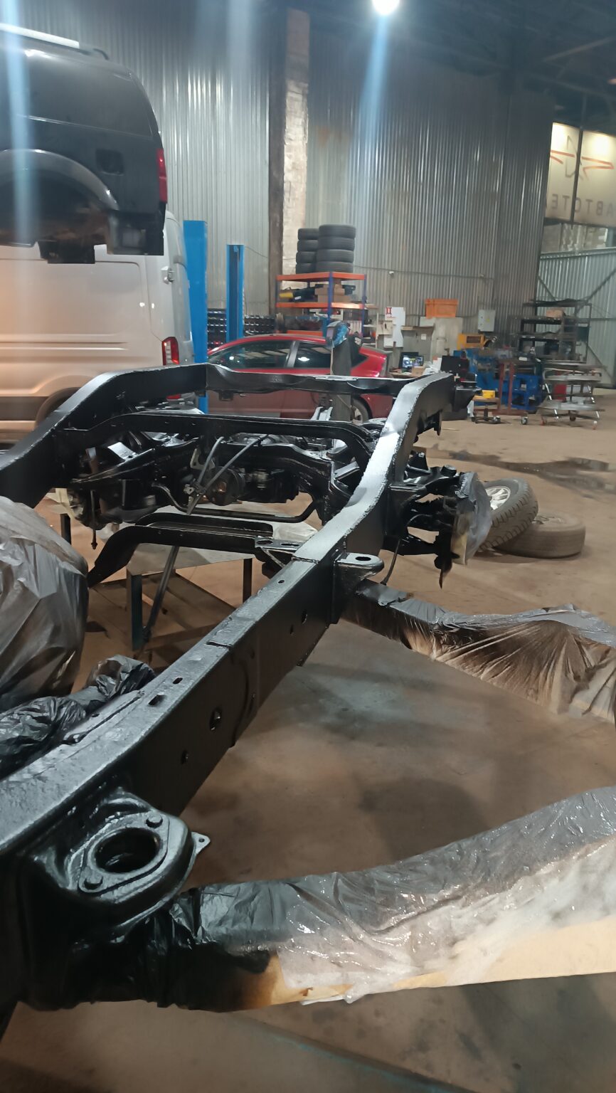 Готовая рама Nissan Pathfinder R51 после пескоструя, грунта и окраски — автосервис автотело.рф