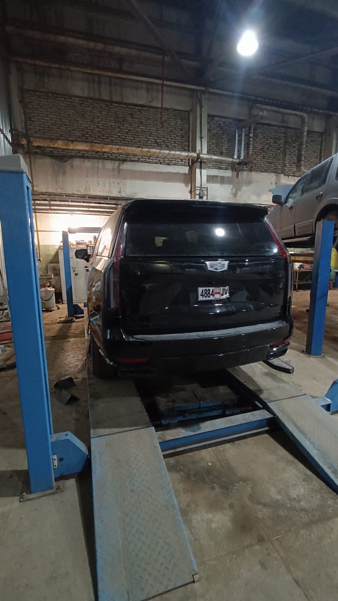 Задняя часть Cadillac Escalade на подъёмнике