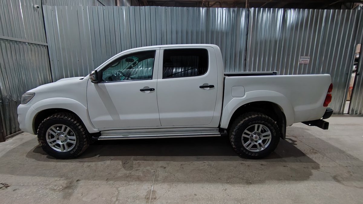 Toyota Hilux в профиль после ремонта рамы