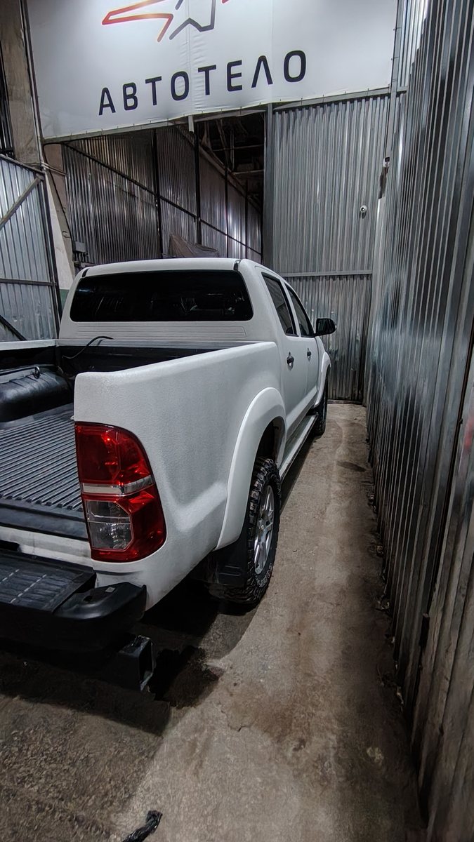 Задняя часть Toyota Hilux после ремонта рамы