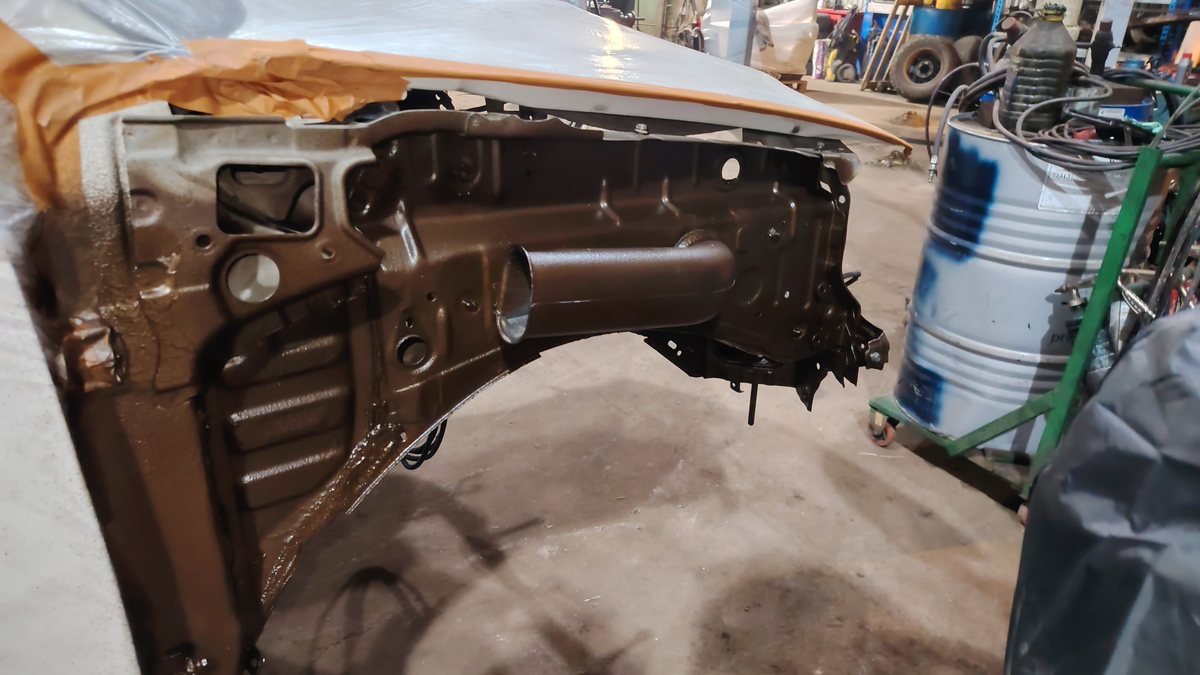 Днище кузова Toyota Hilux после очистки и грунтования