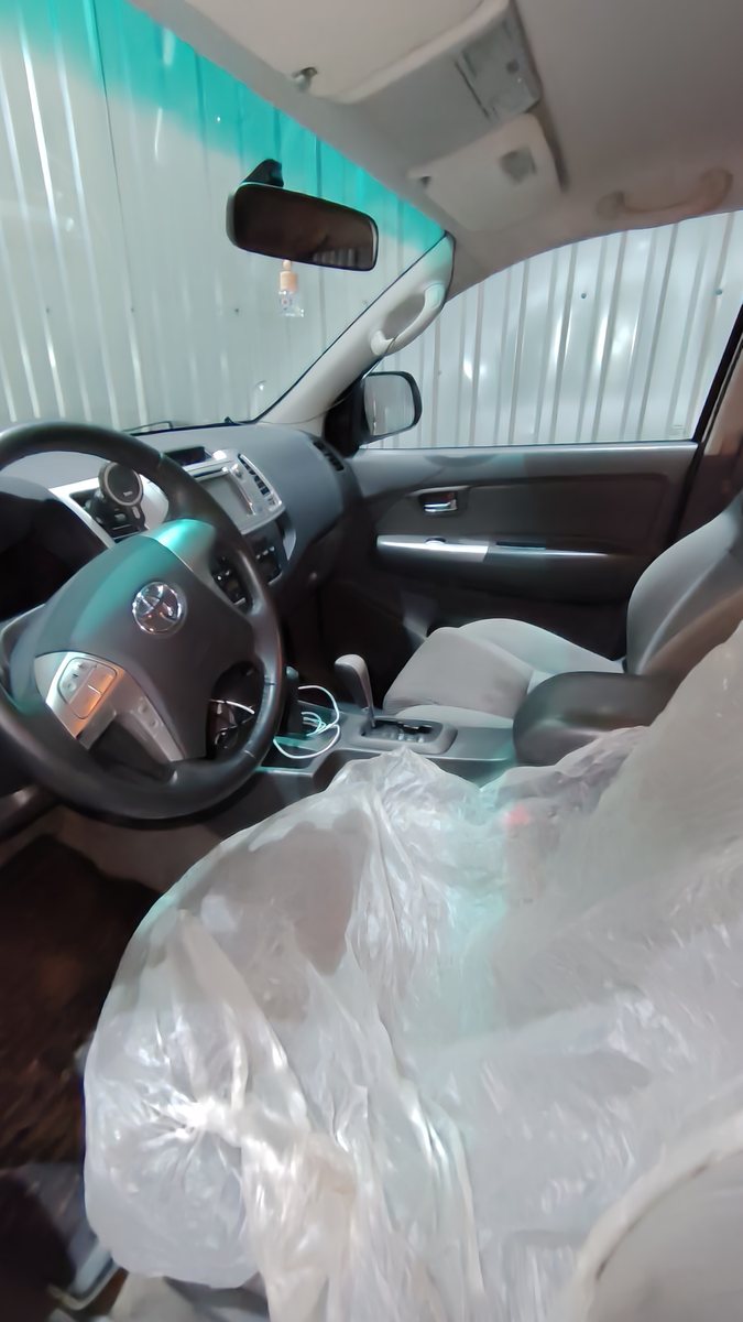 Салон Toyota Hilux в разборе перед снятием кузова
