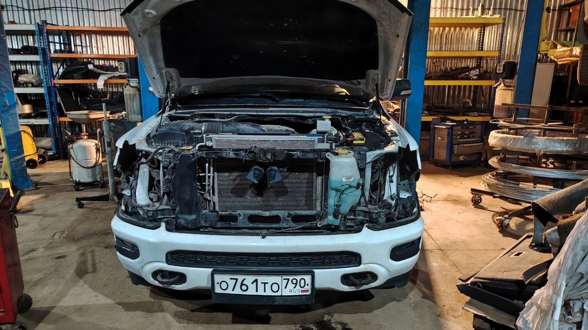 RAM 1500 с открытым капотом в цеху АвтоТело