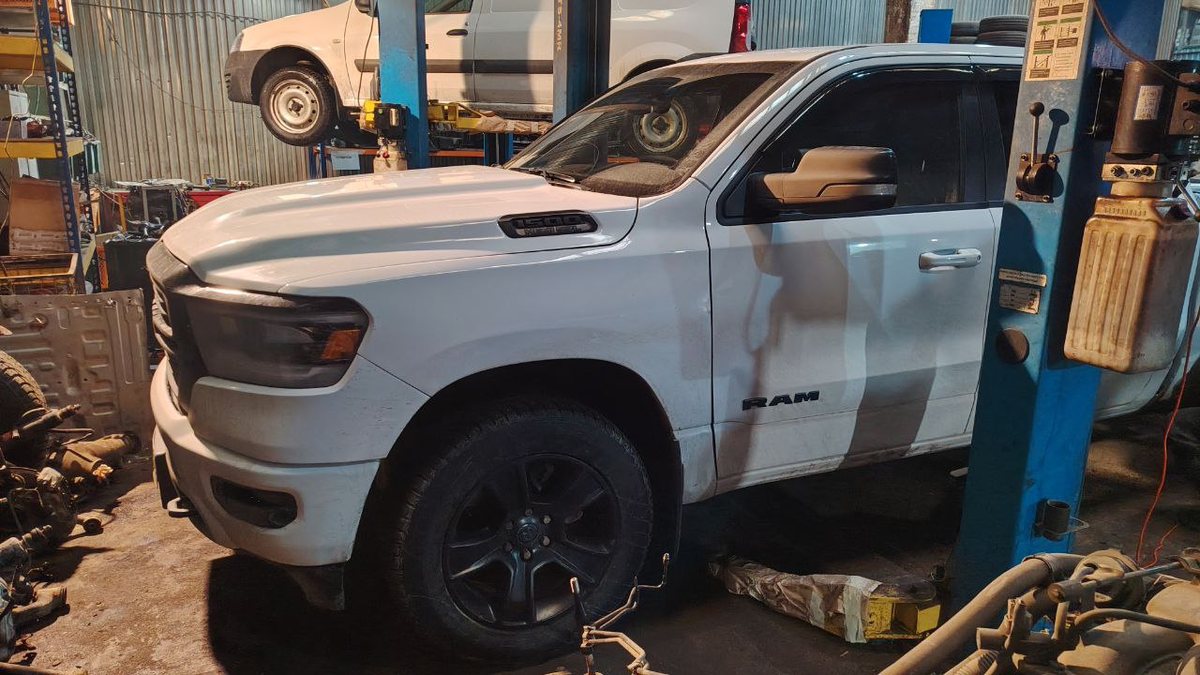 RAM 1500 на подъёмнике в цеху АвтоТело