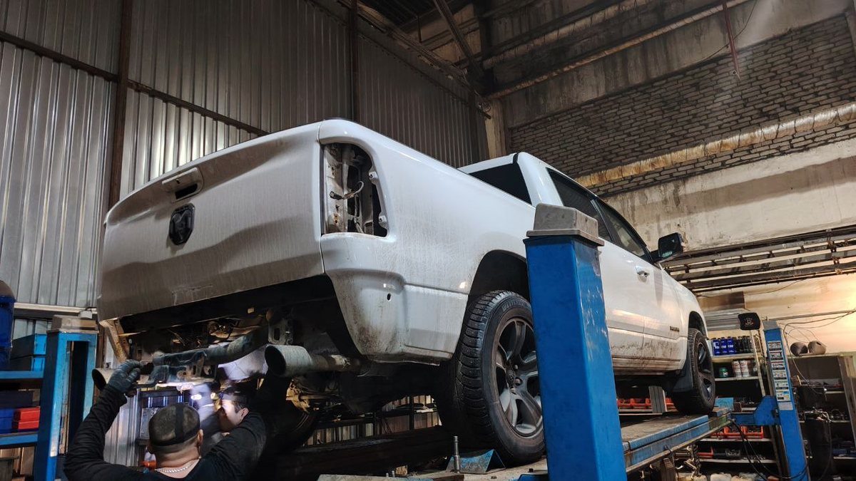 RAM 1500 на подъёмнике в цеху
